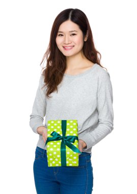 gri süveterli Asyalı genç kadın