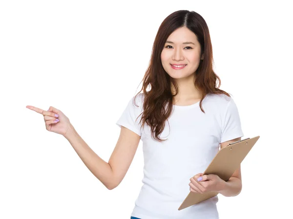 Mujer joven asiática en camiseta blanca — Foto de Stock