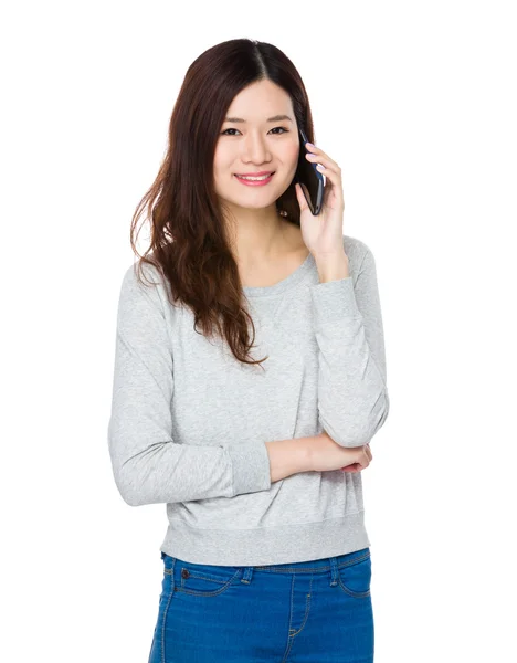 Asiatische junge Frau im grauen Pullover — Stockfoto