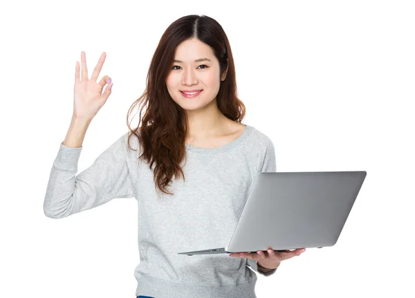 Mujer joven asiática en suéter gris — Foto de Stock