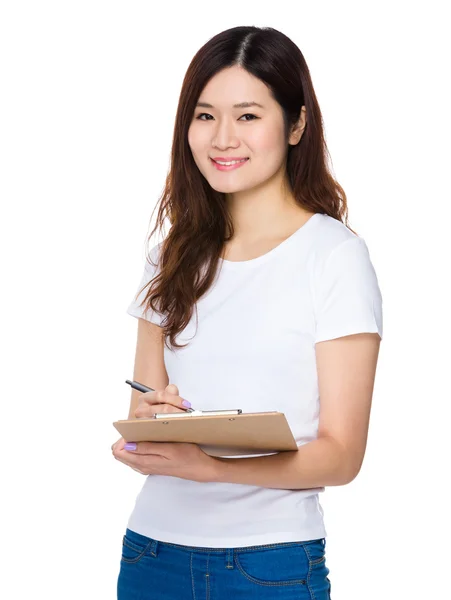 Ασιατικές νεαρή γυναίκα σε άσπρο t-shirt με το κιβώτιο δώρων — 스톡 사진