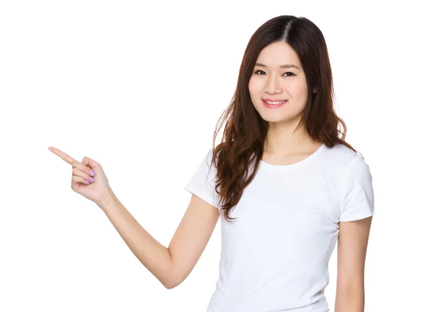 Asiático jovem mulher em branco t-shirt — Fotografia de Stock