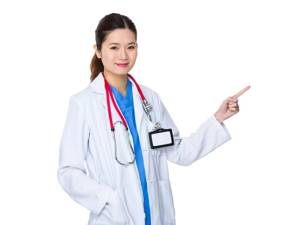 Asiatique femme médecin en blanc manteau — Photo