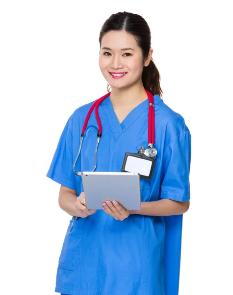 Азіатська жінка лікар в синій формі — стокове фото