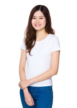 Beyaz t-shirt Asyalı genç kadın