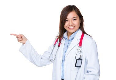 Asyalı kadın doktor beyaz ceket