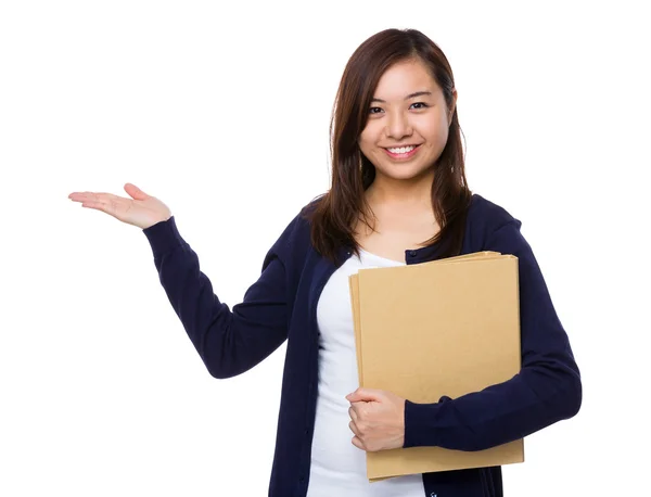 Aziatische jonge vrouw in blauwe vest — Stockfoto