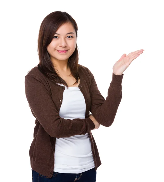 Azjatycki młoda kobieta w brązowy sweter — Zdjęcie stockowe