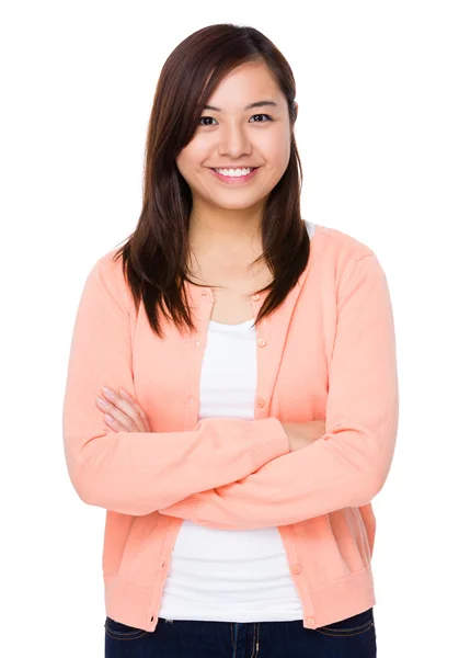 흰색 바탕에 분홍색 카디 건에서 아시아 젊은 여자 — Stock Fotó