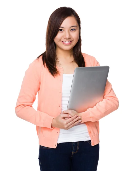 Aziatische jonge vrouw in roze vest — Stockfoto