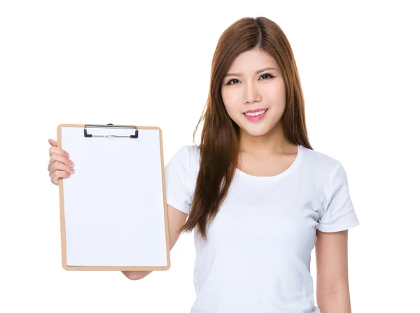 Mujer joven asiática en camiseta blanca — Foto de Stock