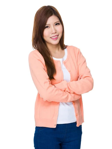 Asiatische junge Frau in rosa Strickjacke — Stockfoto