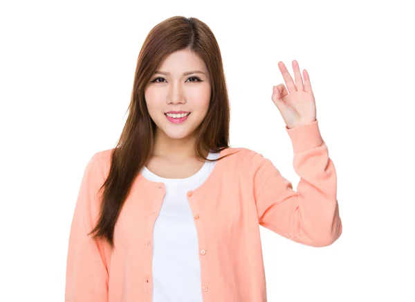 亚洲年轻女子在粉红色羊毛衫 — 图库照片