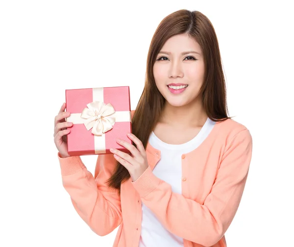 Asiatico giovane donna in rosa cardigan — Foto Stock