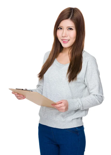 Mujer joven asiática en suéter gris — Foto de Stock