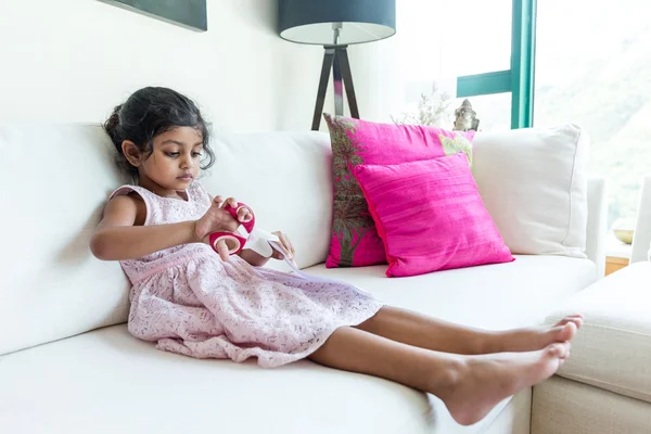 Little girl cutting the paper — Stock Photo, Image