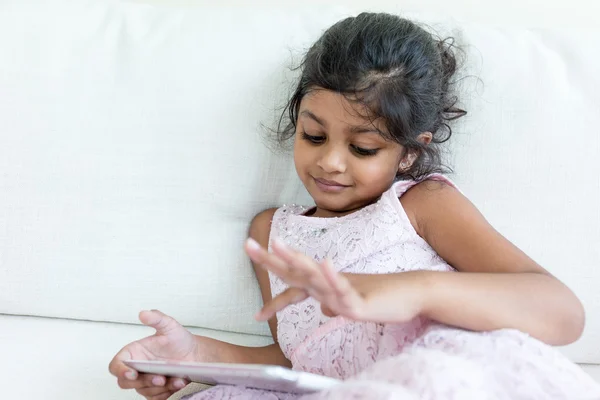 Petite fille jouer avec sa tablette pc — Photo