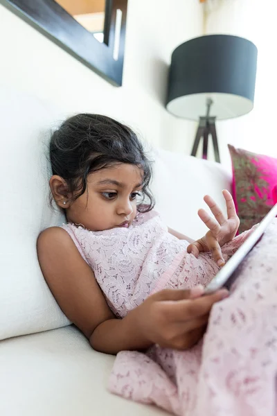 Indien fille jouer avec tablette pc — Photo