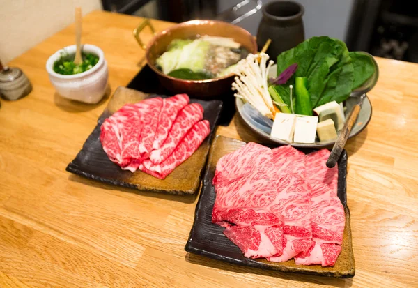 Свежая говядина, нарезанная для японского горячего горшка — стоковое фото