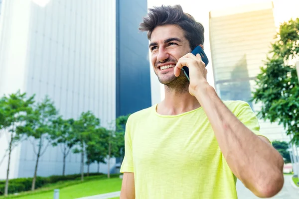 Jovem fala com celular — Fotografia de Stock