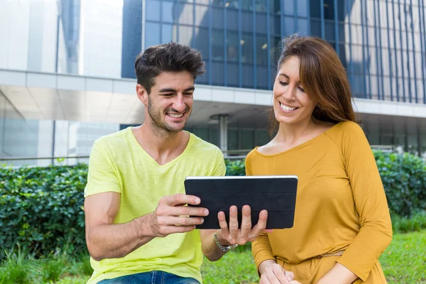 Caucásico joven encantadora pareja —  Fotos de Stock