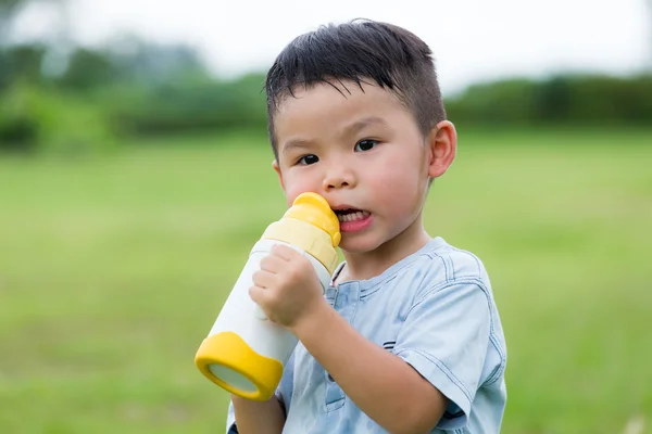 Süße asiatische kleine Junge — Stockfoto