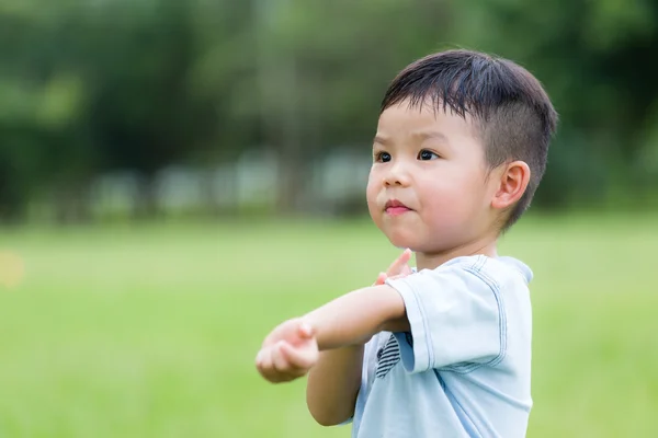 Милий азіатський маленький хлопчик — стокове фото