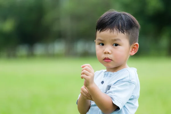 Schattige Aziatische kleine jongen — Stockfoto