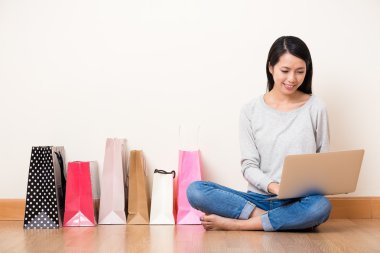 online alışveriş için dizüstü bilgisayar kadınla