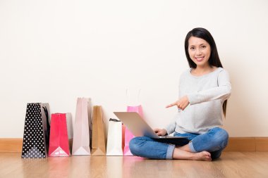 online alışveriş için dizüstü bilgisayar kadınla