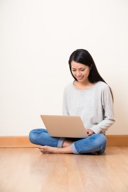 kadın yerde dizüstü bilgisayar ile