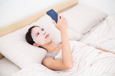 Kadın doning yüz maskesi ve kullanım cep telefonu