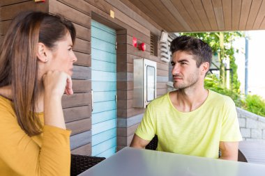 İspanyol çift sohbet