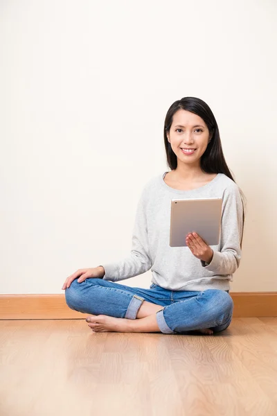 Mujer con tableta pc en el suelo — Foto de Stock