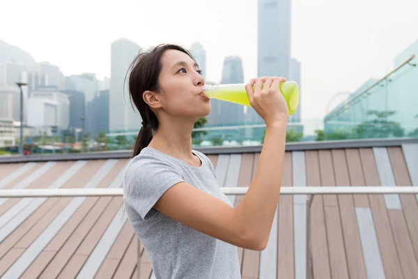 Woman drink of the kiwi juice — Stock Photo, Image