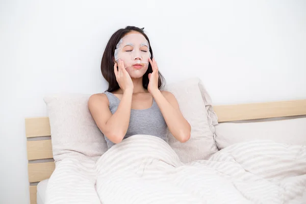 Vrouw doning gezichtsmasker — Stockfoto