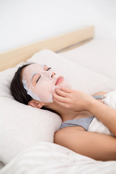 Mujer usando mascarilla facial — Foto de Stock