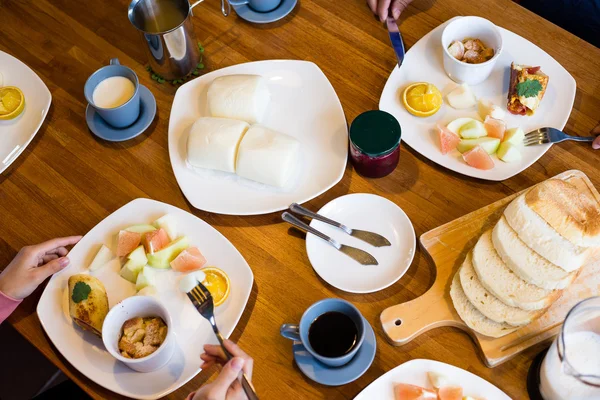 Familie frühstückt am Tisch — Stockfoto