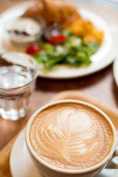 Desayuno por la mañana con ensalada y café — Foto de Stock