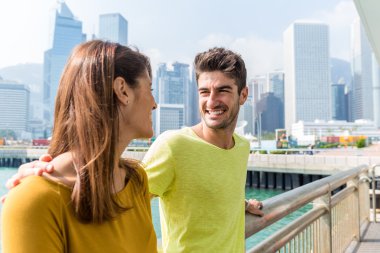 Çift birbirlerine açık havada