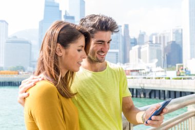 açık havada Smartphone kullanarak çift