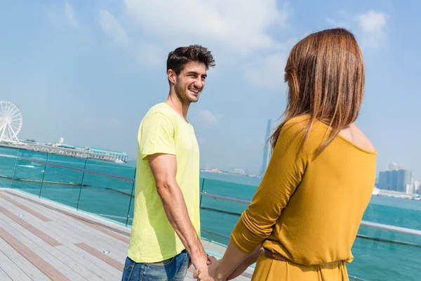 Paar hand in hand en kijken elkaar aan — Stockfoto