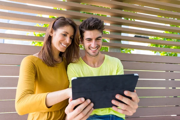 Casal usando tablet digital pc — Fotografia de Stock