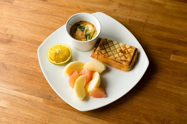 Frisches Frühstück auf dem Tisch — Stockfoto