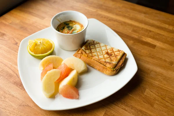 Petit déjeuner frais sur la table — Photo