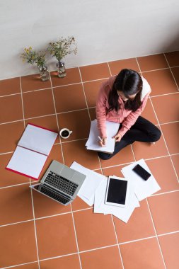 evde gadget'lar ile çalışan kadın