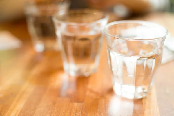 Glazen water op tafel — Stockfoto