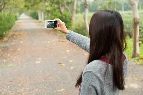 Vrouw met behulp van de camera voor rekening foto — Stockfoto