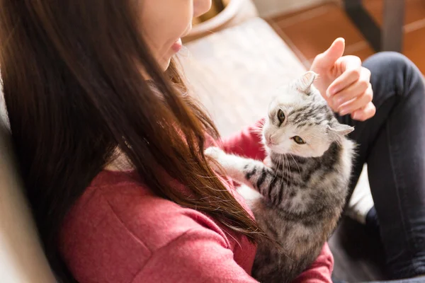 Mujer asiática con su gatito — Foto de Stock