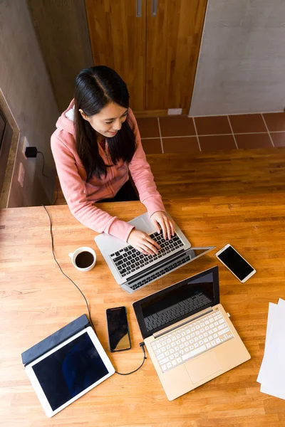 Femme travaillant sur ordinateur portable à la maison — Photo